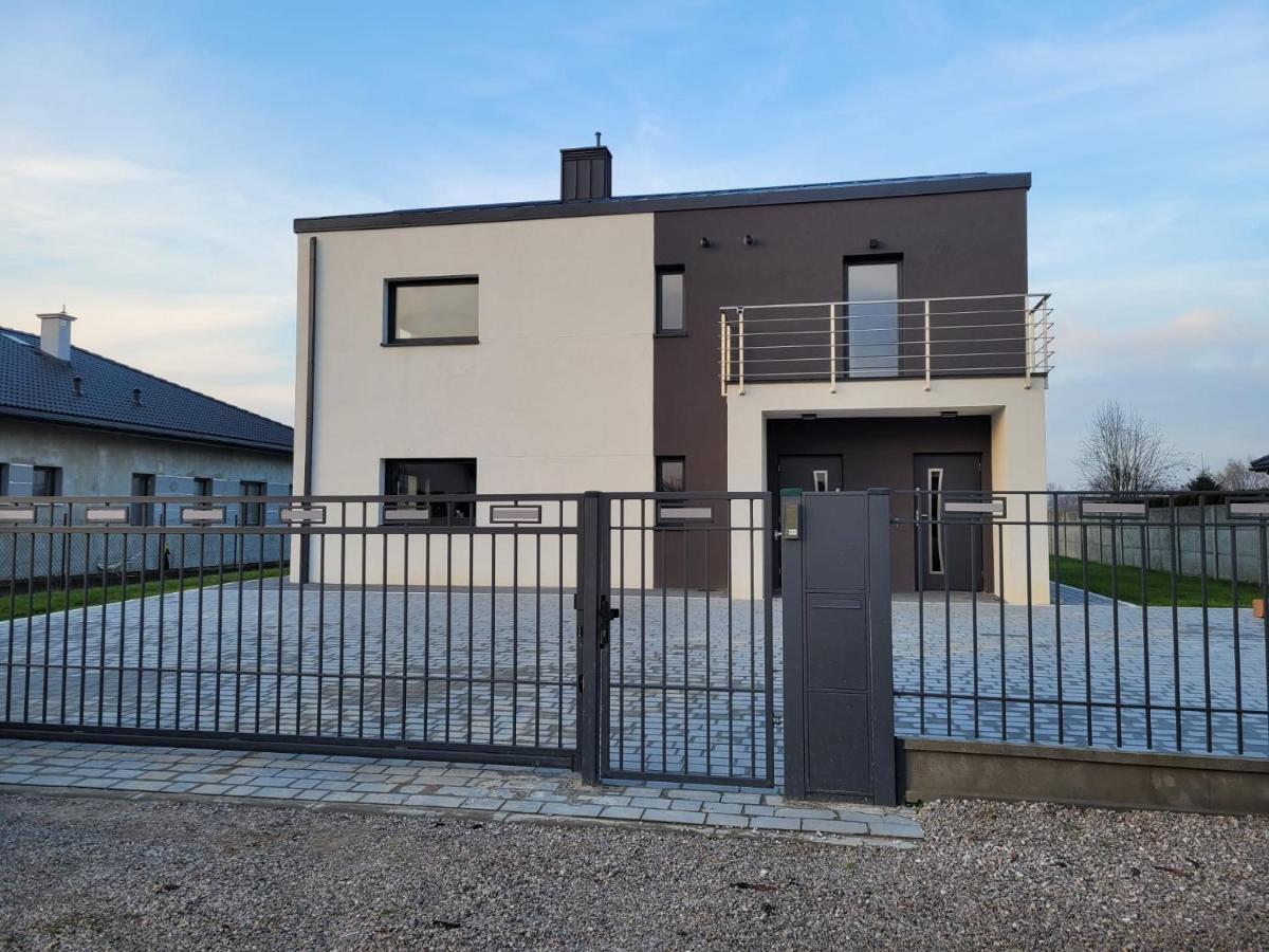 Bast 17: Spacious Mandoria Stay with Parking and Terrace Lodz  Exterior photo
